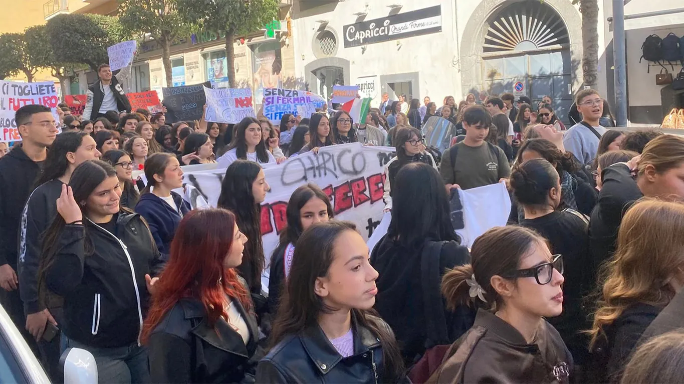 Torre Annunziata, studenti in corteo contro il caro vita e i tagli alla scuola: «Ci state togliendo il futuro»