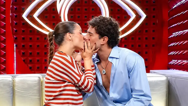 GF Vip, Piera Meloni frena sull'intimità con Roncaccia per motivi contrattuali: «Vuole tutelare la sua immagine»