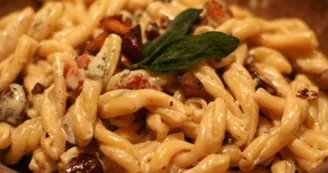 Ricetta del giorno: pasta cremosa con castagne e pancetta, un primo piatto dal sapore autunnale