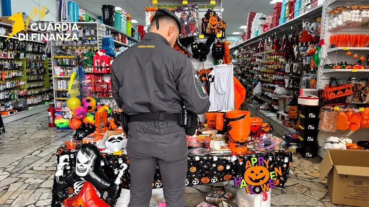 Halloween, maxi operazione nel napoletano: sequestrati oltre 270 mila articoli