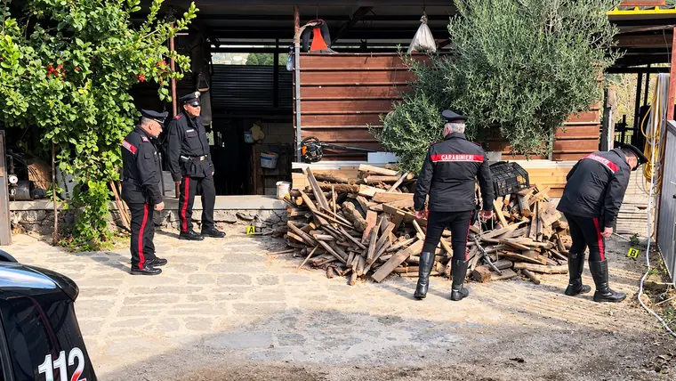 Agguato mortale in una stalla: ucciso a colpi di fucile un 65enne