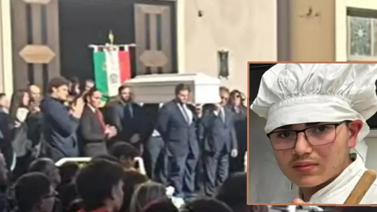 Gragnano, l'ultimo saluto a Emanuele Cannavale: palloncini bianchi e azzurri per il 16enne