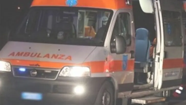 Auto con cinque minorenni precipita in una scarpata: due feriti gravi