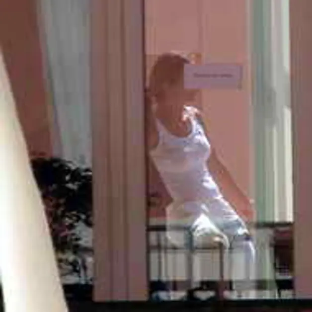 Giovane donna minaccia di buttarsi giù da un balcone del Comune