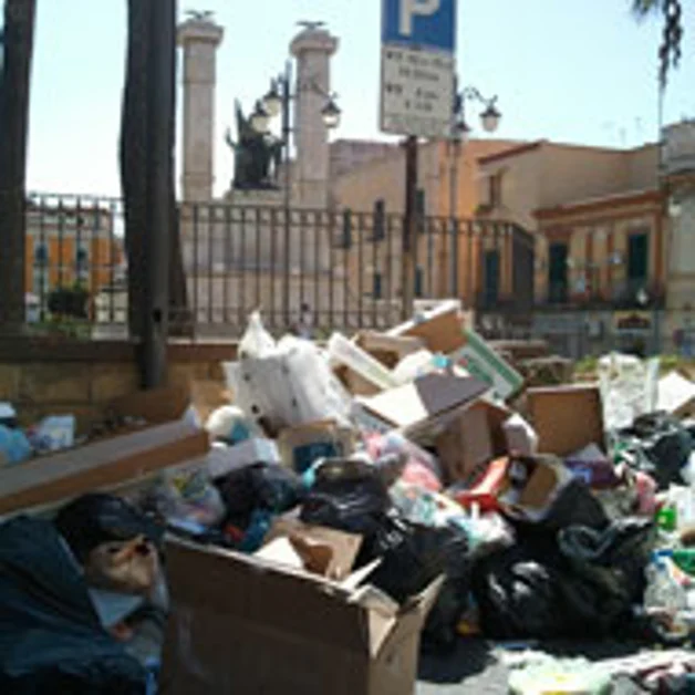 Piazza Ernesto Cesàro, un´altra discarica a cielo aperto