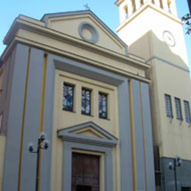 Chiesa della SS. Trinità, i fedeli salutano don Antonio Ascione