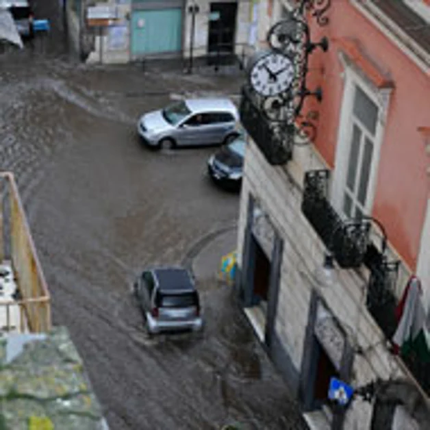 Nubifragio su Torre: città allagata! Rampa Porto, immagini sconvolgenti