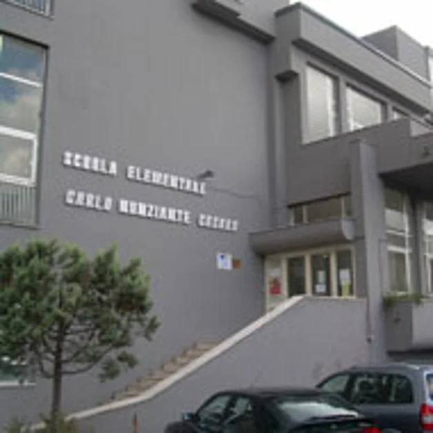 Scuola "Nunziante Cesaro", cade calcinaccio dal soffitto. Nessun ferito