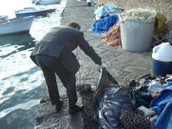 Cade in mare, muore annegato 79enne