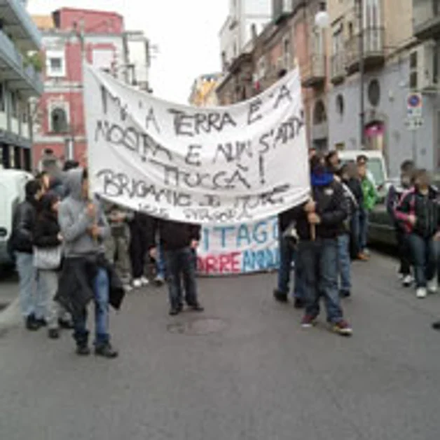 Ponte di via Sepolcri, crisi economica, lavoro: i giovani in strada