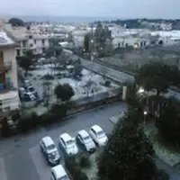 Cade la neve anche a Torre Annunziata, auto e giardini imbiancati