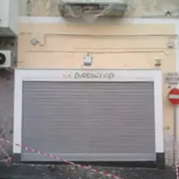Cadono pezzi da balcone in piazza Ernesto Cesàro
