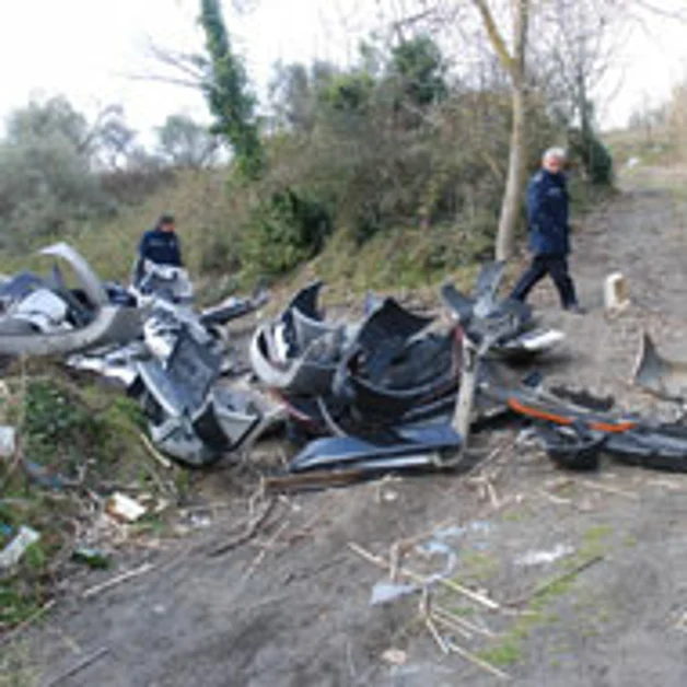 Boscotrecase. Scoperta discarica abusiva di pezzi d´auto