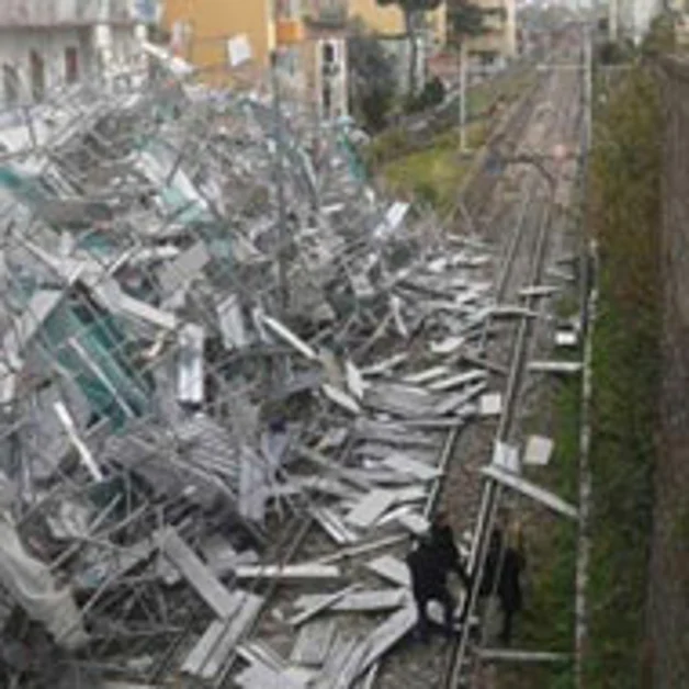 Rimossa l´impalcatura, ripristinato il servizio treni della Circum