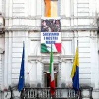 C.mare di Stabia. Marò fermati in India, striscione al Comune