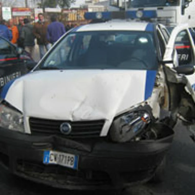 Camionista torrese sperona auto dei VV.UU. di Boscoreale, positivo al droga test