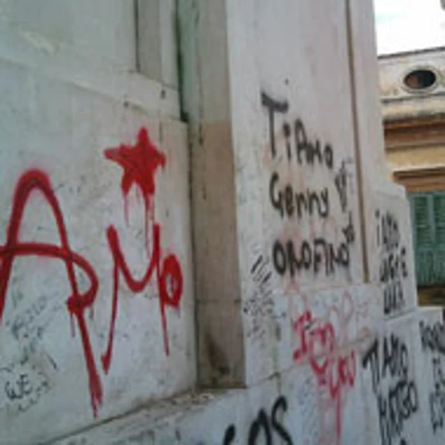 Lo scempio in piazza Ernesto Cesàro. Oltraggio al Monumento ai Caduti