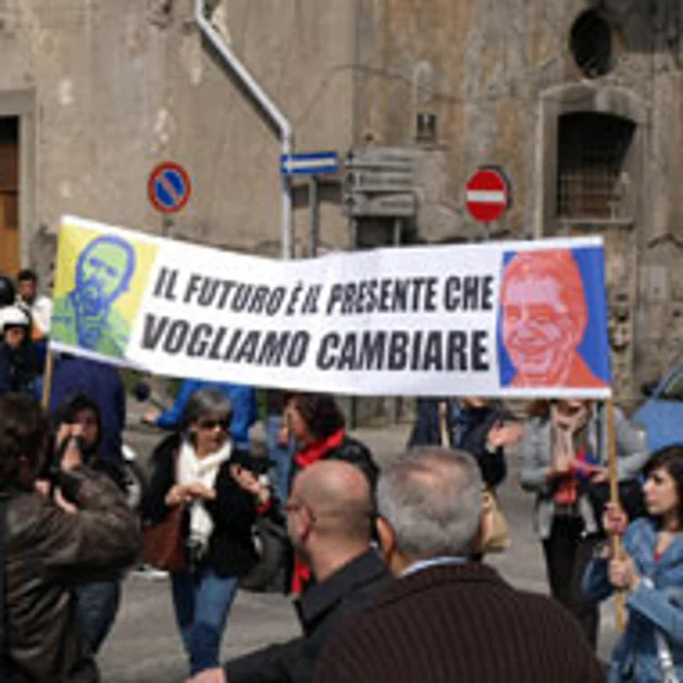 Gli studenti in piazza per dire «no» alla camorra