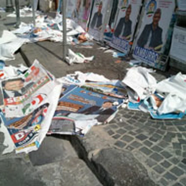 Strade e marciapiedi invasi da materiale elettorale. Chi deve pulire?