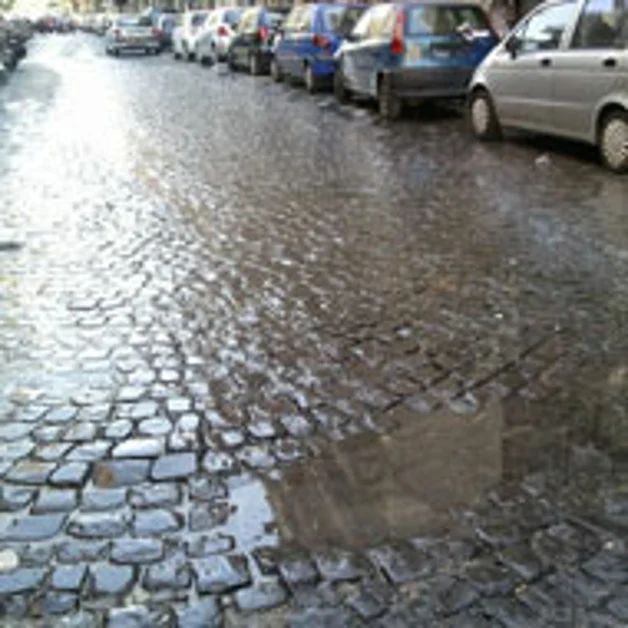 Perdita d´acqua in via dei Mille, sprofonda il manto stradale