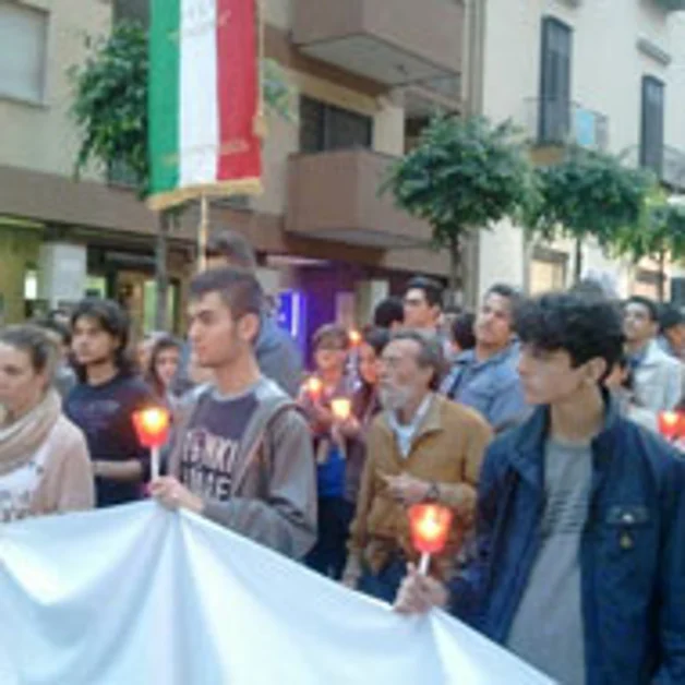 Nel ricordo di Falcone e Melissa Bassi, la fiaccolata degli studenti torresi