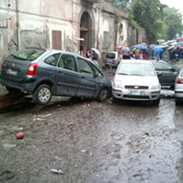 Via Sepolcri, colata di fango per la pioggia. Case allagate e auto danneggiate