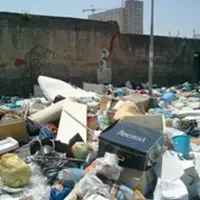 Torna l´incubo dei rifiuti. Via D´Angiò invasa dalla monnezza