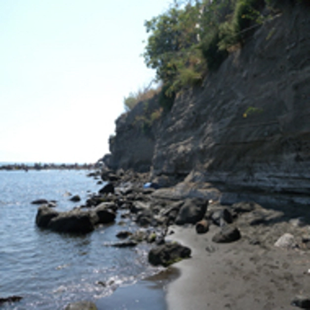 Frana la parete rocciosa della spiaggetta dell´Oncino, nessun ferito