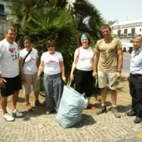 I Torresi nel Mondo puliscono le aiuole di piazza Cesàro