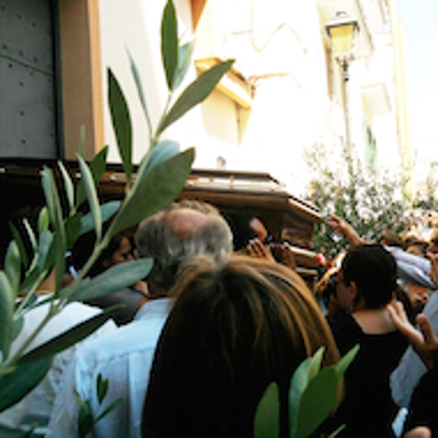 L´ultimo saluto ad Anna Iozzino. Il feretro portato in spalla dai figli