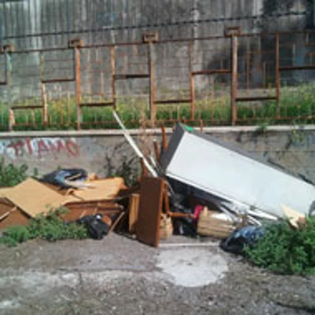 Mini discarica di rifiuti in via Tagliamonte. C´è anche un frigo!