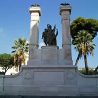 Ripulito il monumento ai Caduti, ma piazza Cesàro è indecorosa!
