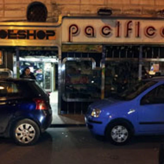 I commercianti si ribellano: vetrine spente e shopping al buio