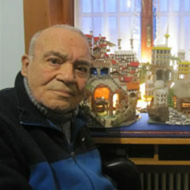 Pompei. Don Mimì Annunziata dona presepe al ministro Barca