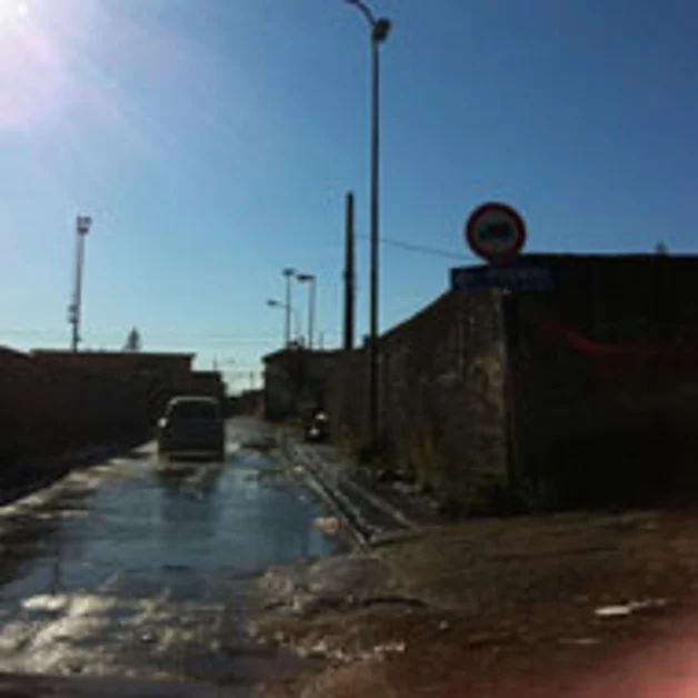 Tubature dell´acqua rotte, via Terragneta allagata. Protestano i residenti