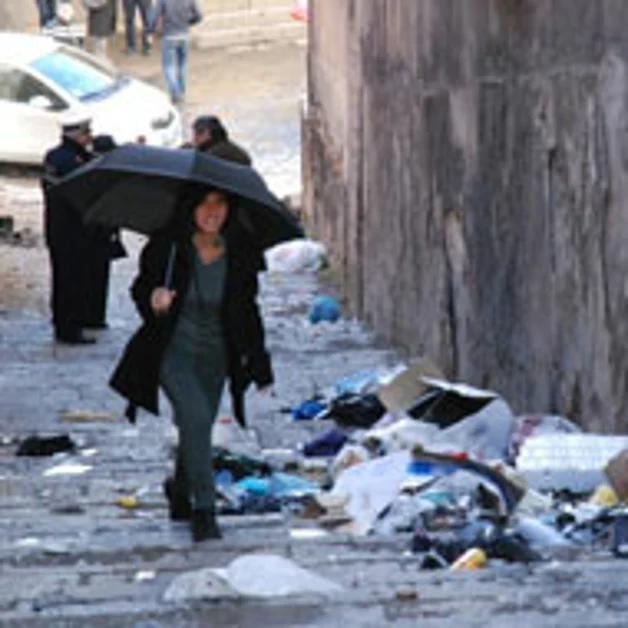 Emergenza rifiuti in piazza Matteotti, flashmob dei cittadini