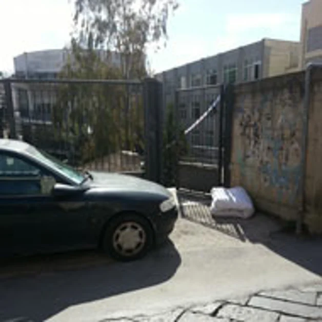 Auto e rifiuti dinanzi all´ingresso del Liceo "de Chirico". Inciviltà reiterata