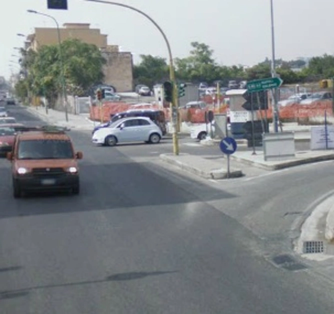 Uomini si calano in un tombino nei pressi del Tribunale. Falso allarme?