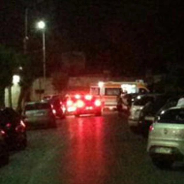 Si stacca un tubo da un parapetto: quattro giovani fanno un volo di tre metri