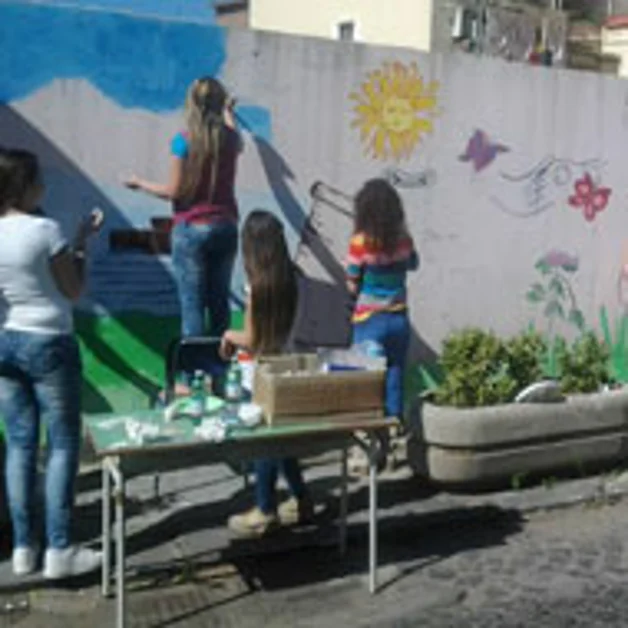 Gli studenti della "Parini" «colorano» il degrado di via Murat