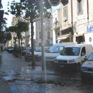 Cede un tratto di marciapiede, sgorga l´acqua!