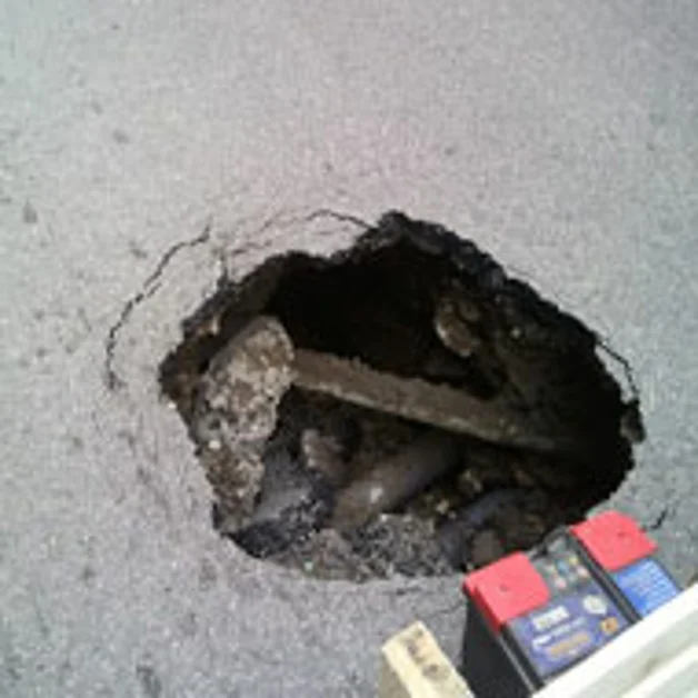 Perdita d´acqua, sprofonda manto stradale in corso Vittorio Emanuele III