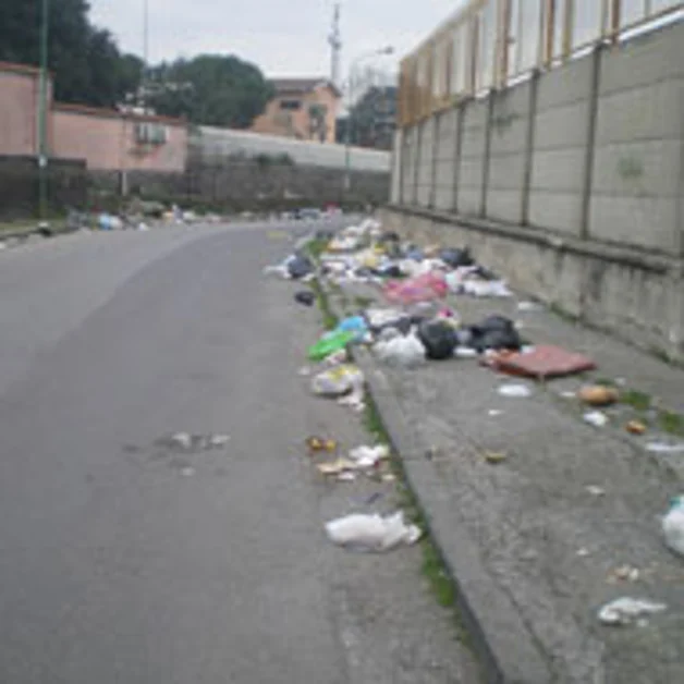 Rifiuti e degrado in via Schito. Consiglieri del Pd scrivono al sindaco Starita