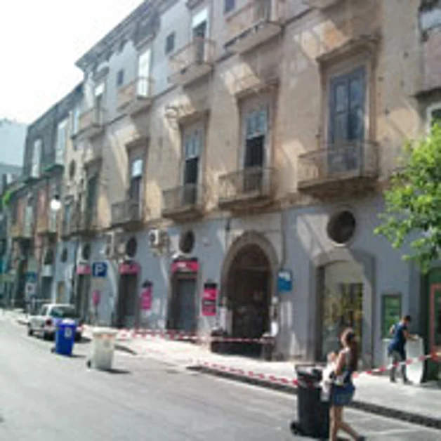 Pezzi di calcinaccio si staccano da un palazzo di corso Umberto 