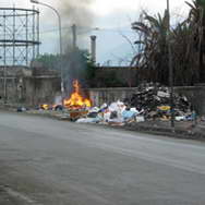 Via Caracciolo, riecco i rifiuti... incendiati