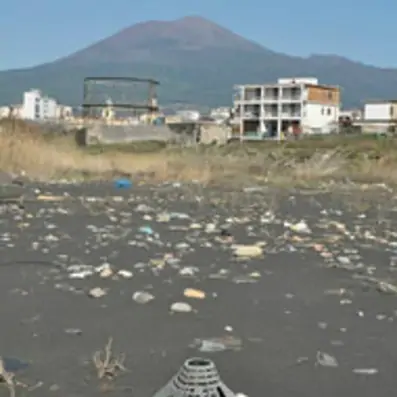 Scarichi abusivi sulla spiaggia della Salera, la denuncia del Pd