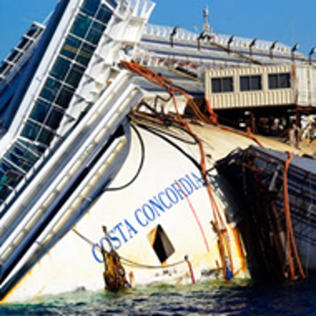 All´isola del Giglio un torrese sta riportando a galla la Costa Concordia