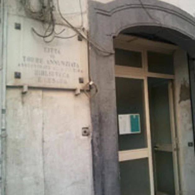 Muffe e umidità alla biblioteca comunale, a rischio capolavori secolari