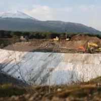 Cava Sari, visita parlamentari M5S. Mamme Vulcaniche: a noi impedito di entrare