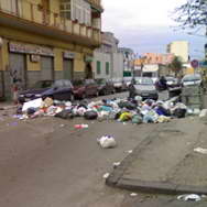Emergenza rifiuti, la protesta in via Roma